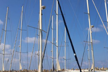 Yatlar limana demirli..