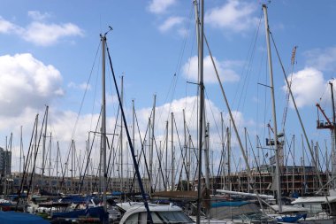 Yatlar limana demirli..