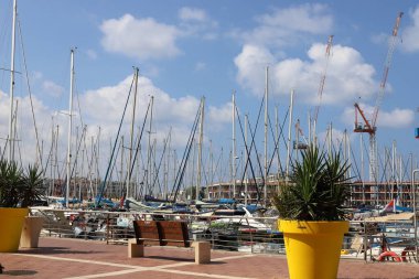 Yatlar limana demirli..