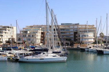 Yatlar limana demirli..