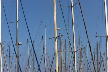 Yatlar limana demirli..