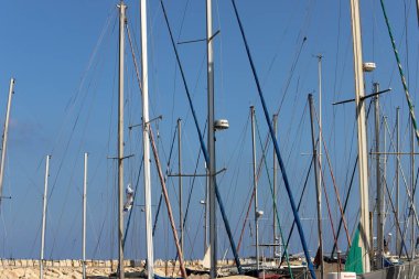 Yatlar limana demirli..