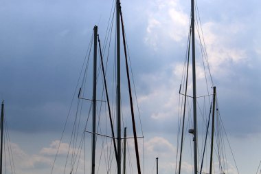 Yatlar limana demirli..