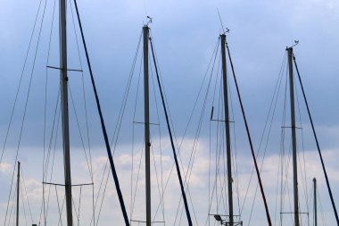 Yatlar limana demirli..