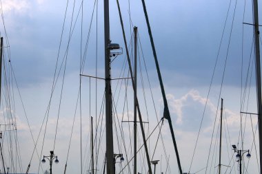 Yatlar limana demirli..