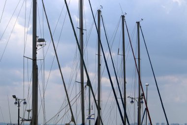 Yatlar limana demirli..