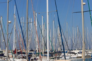 Yatlar limana demirli..