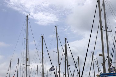 Yatlar limana demirli..