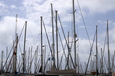 Yatlar limana demirli..