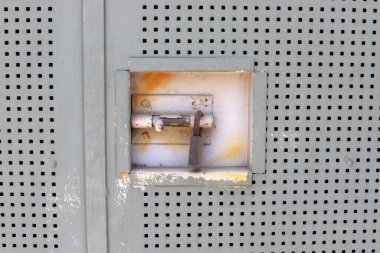 Eski demir kilit yakında. Güvenlik ve güvenlik kavramı.