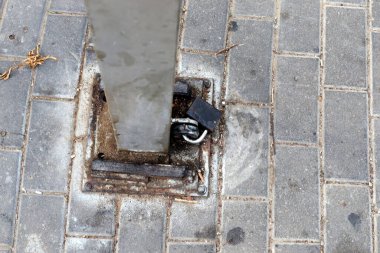 Eski demir kilit yakında. Güvenlik ve güvenlik kavramı.