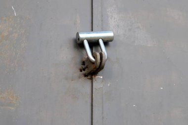 Eski demir kilit yakında. Güvenlik ve güvenlik kavramı.