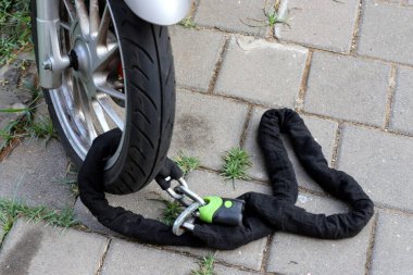 Eski demir kilit yakında. Güvenlik ve güvenlik kavramı.