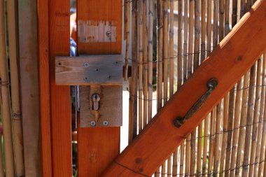 Eski demir kilit yakında. Güvenlik ve güvenlik kavramı.