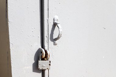 Eski demir kilit yakında. Güvenlik ve güvenlik kavramı.