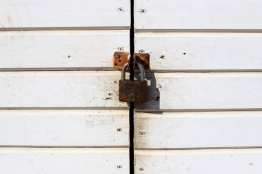 Eski demir kilit yakında. Güvenlik ve güvenlik kavramı.