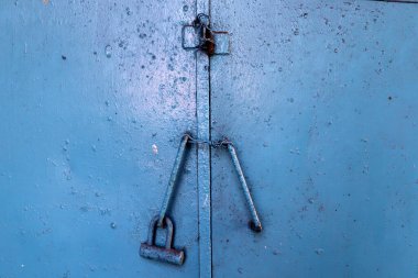 Eski demir kilit yakında. Güvenlik ve güvenlik kavramı.