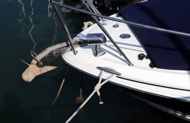 Limanda demirleyen yatlar ve tekneler için bir ranza..