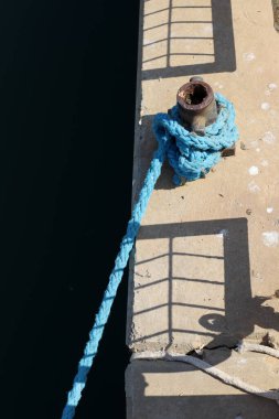 Limanda demirleyen yatlar ve tekneler için bir ranza..