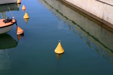 Limanda demirleyen yatlar ve tekneler için bir ranza..