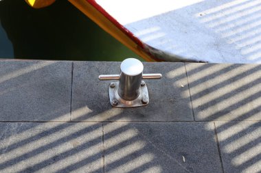 Limanda demirleyen yatlar ve tekneler için bir ranza..