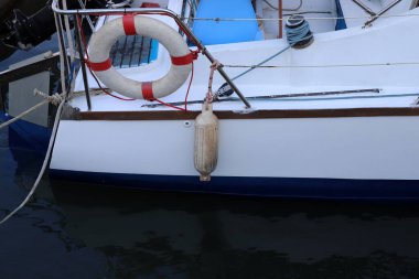 Limanda demirleyen yatlar ve tekneler için bir ranza..
