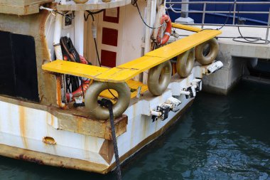 Limanda demirleyen yatlar ve tekneler için bir ranza..