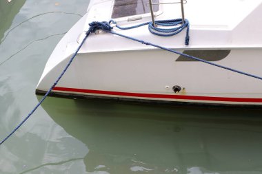 Limanda demirleyen yatlar ve tekneler için bir ranza..