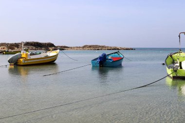 Limanda demirleyen yatlar ve tekneler için bir ranza..