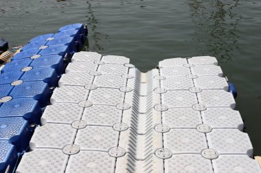 Limanda demirleyen yatlar ve tekneler için bir ranza..