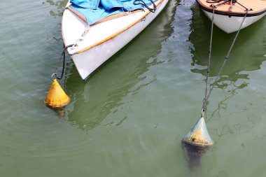 Limanda demirleyen yatlar ve tekneler için bir ranza..