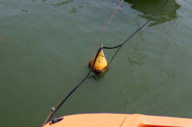 Limanda demirleyen yatlar ve tekneler için bir ranza..