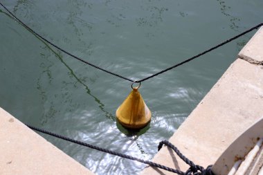 Limanda demirleyen yatlar ve tekneler için bir ranza..