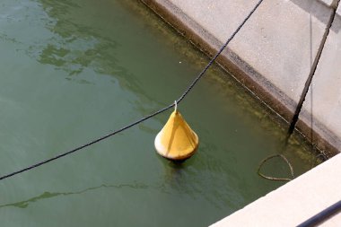 Limanda demirleyen yatlar ve tekneler için bir ranza..