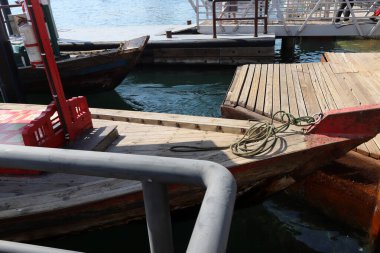 Limanda demirleyen yatlar ve tekneler için bir ranza..