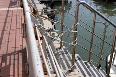 Limanda demirleyen yatlar ve tekneler için bir ranza..