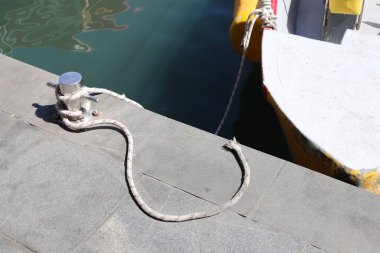 Limanda demirleyen yatlar ve tekneler için bir ranza..