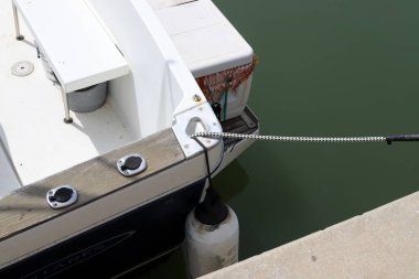 Limanda demirleyen yatlar ve tekneler için bir ranza..