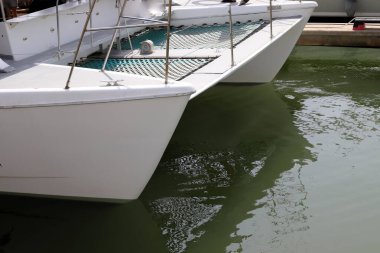 Limanda demirleyen yatlar ve tekneler için bir ranza..