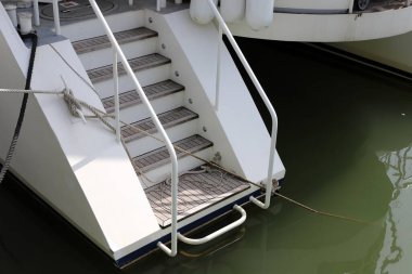 Limanda demirleyen yatlar ve tekneler için bir ranza..