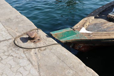 Limanda demirleyen yatlar ve tekneler için bir ranza..