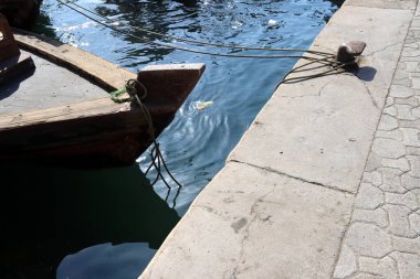 Limanda demirleyen yatlar ve tekneler için bir ranza..