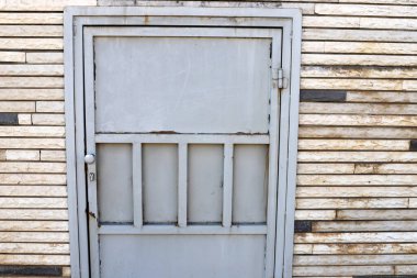 Binaların ve yapıların inşasında mimari bir detay olarak kapı.