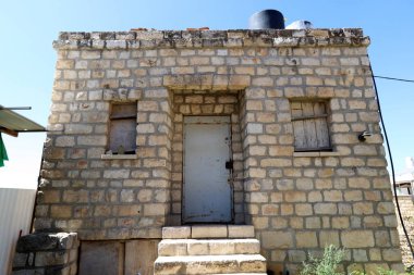 Binaların ve yapıların inşasında mimari bir detay olarak kapı.