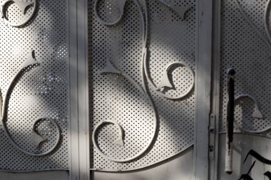 Binaların ve yapıların inşasında mimari bir detay olarak kapı.