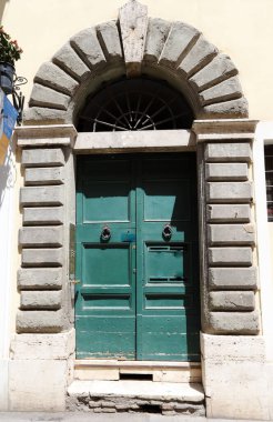 Binaların ve yapıların inşasında mimari bir detay olarak kapı.