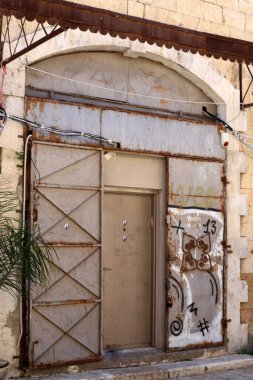 Binaların ve yapıların inşasında mimari bir detay olarak kapı.