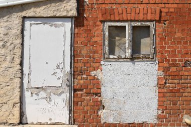 Binaların ve yapıların inşasında mimari bir detay olarak kapı.