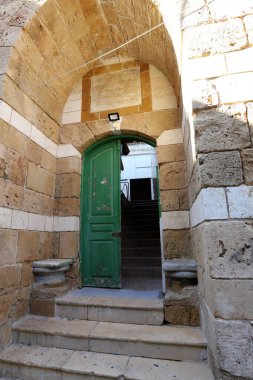 Binaların ve yapıların inşasında mimari bir detay olarak kapı.