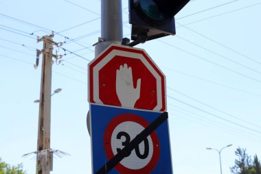 İsrail 'deki yollar hakkında bilgi ve yön işaretleri.